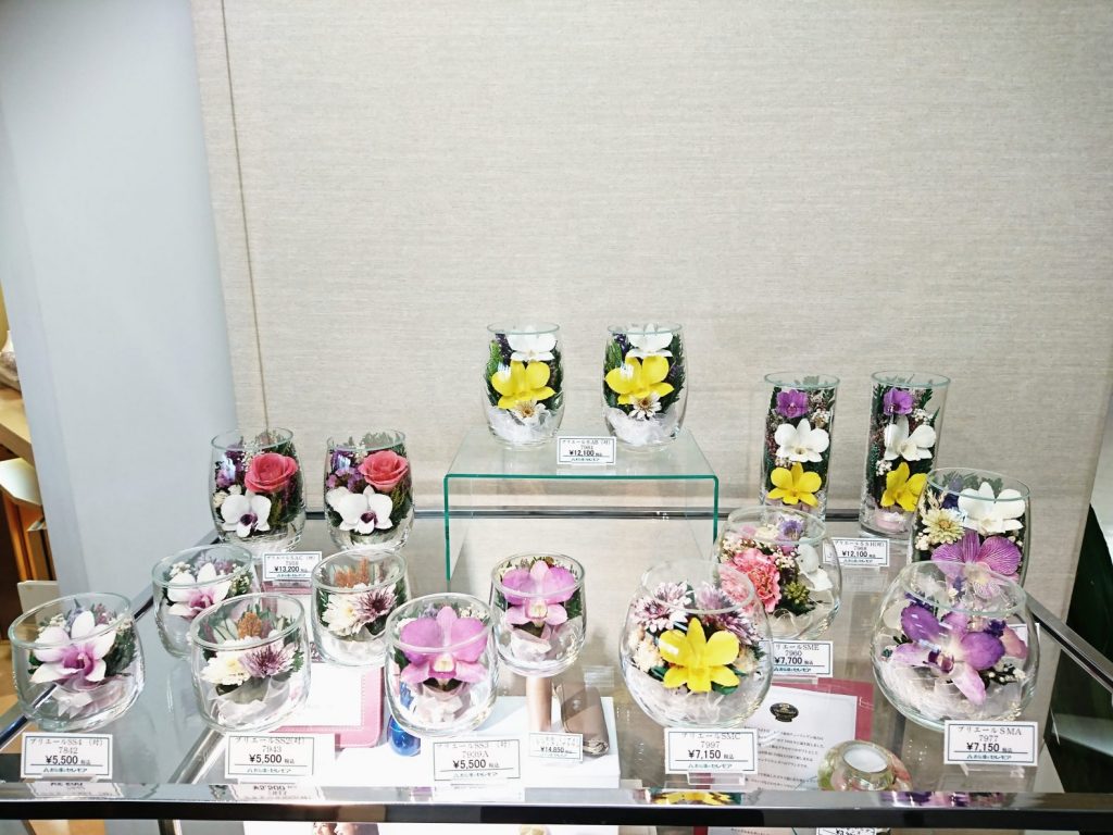 セレモア　京王聖蹟桜ケ丘店　お盆時期の供花にも最適ガラスの容器がおしゃれなプリエールのご紹介です　プリエールの商品紹介　店内展示　画像