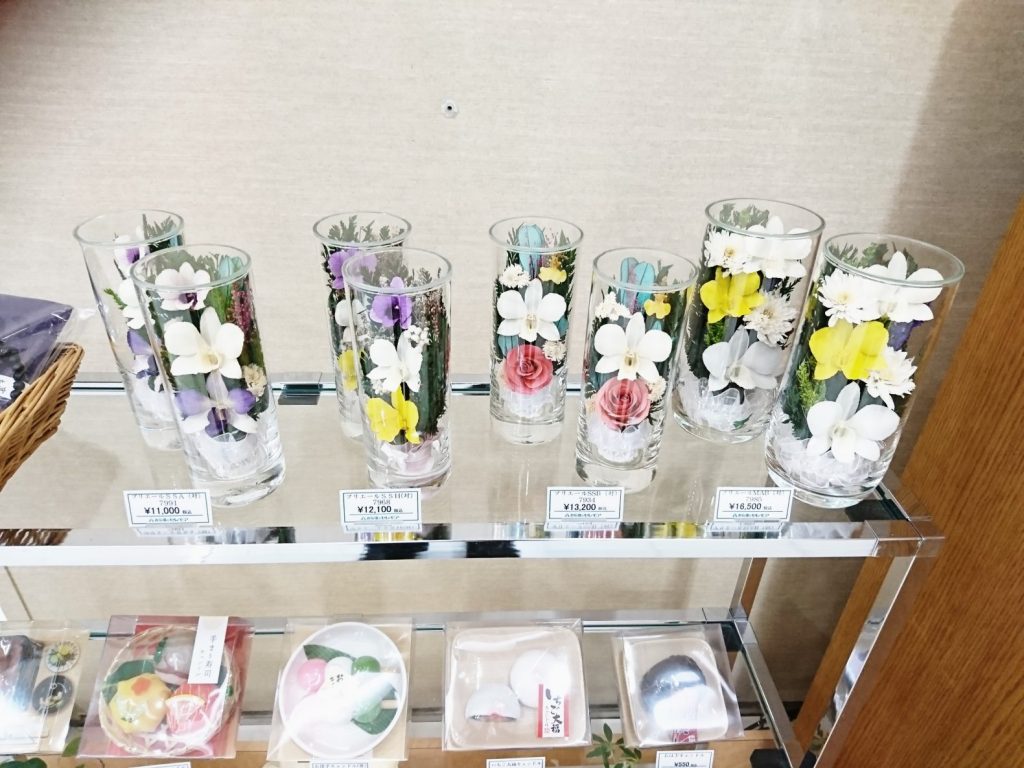 セレモア　京王聖蹟桜ケ丘店　お盆時期の供花にも最適ガラスの容器がおしゃれなプリエールのご紹介です　プリエールの商品紹介　店内展示　画像