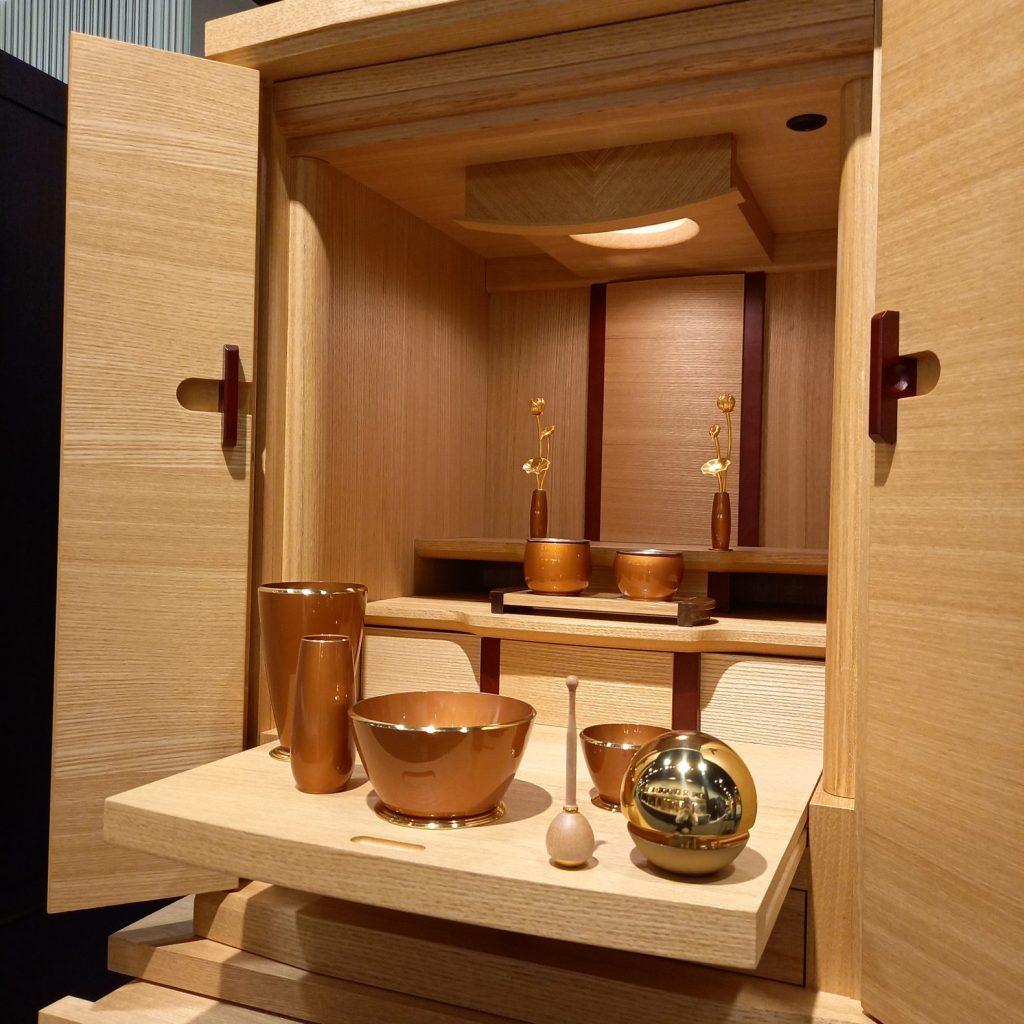 仏壇　上置き　仏具一式　セット　上に置く　デザイン性　コンパクト　モダン　明るい色　セール　新宿　東京