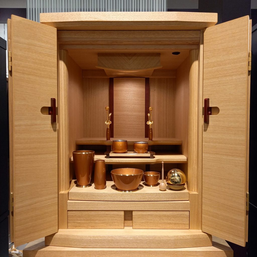 仏壇　上置き　仏具一式　セット　上に置く　デザイン性　コンパクト　モダン　明るい色　セール　新宿　東京