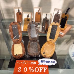 位牌　コンパクト　ペンダント　身につける　ポータブル　持ち運べる　小さい　手のひらサイズ　戒名　ウッド　ウッドテイスト　ウッディー　木　セール　お買い得　現品限り　新宿　仏壇