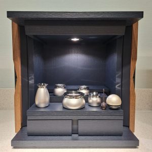 仏壇　新商品　新作　最新　新しい　プログレ　上置き　上に置く　現代仏壇　幅をとらない　スリム　コンパクト　斬新　現代的　モダン　おしゃれ　かっこいい　デザイン性　個性的　プログレッシブ　スタイリッシュ　こだわり　違和感無い　インテリア　同化　調和　家具調　リビング　ステンレス　ダーク　ネイビー　シルバー　紺　銀　金属　新宿　都内　都心　イメージ