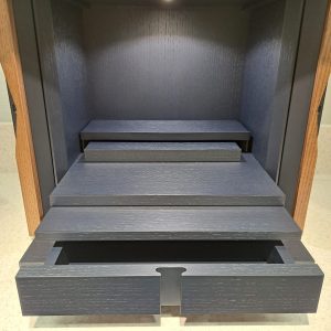 仏壇　新商品　新作　最新　新しい　プログレ　上置き　上に置く　現代仏壇　幅をとらない　スリム　コンパクト　斬新　現代的　モダン　おしゃれ　かっこいい　デザイン性　個性的　プログレッシブ　スタイリッシュ　こだわり　違和感無い　インテリア　同化　調和　家具調　リビング　ステンレス　ダーク　ネイビー　シルバー　紺　銀　金属　新宿　都内　都心　イメージ