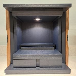 仏壇　新商品　新作　最新　新しい　プログレ　上置き　上に置く　現代仏壇　幅をとらない　スリム　コンパクト　斬新　現代的　モダン　おしゃれ　かっこいい　デザイン性　個性的　プログレッシブ　スタイリッシュ　こだわり　違和感無い　インテリア　同化　調和　家具調　リビング　ステンレス　ダーク　ネイビー　シルバー　紺　銀　金属　新宿　都内　都心　イメージ