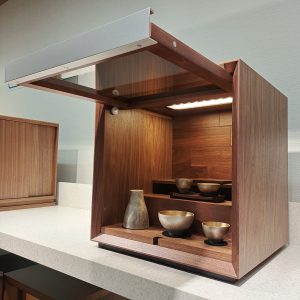 仏壇　新商品　新作　最新　新しい　フォレスト　上置き　上に置く　幅をとらない　スリム　コンパクト　斬新　現代的　モダン　おしゃれ　デザイン性　個性的　こだわり　違和感無い　インテリア　同化　調和　家具調　リビング　マジックミラー　ミラー　鏡　ダーク　ウォールナット　新宿　都内　都心　仏壇店　店舗　セール　イメージ