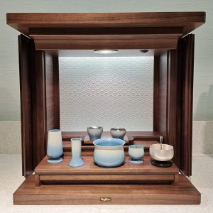 仏壇　新商品　新作　最新　新しい　ガラ　上置き　上に置く　現代仏壇　八木研　幅をとらない　薄型　スリム　コンパクト　斬新　現代的　モダン　おしゃれ　かっこいい　デザイン性　個性的　吉祥文様　青海波　せいがいは　和柄　スタイリッシュ　こだわり　違和感無い　ナチュラル　インテリア　同化　調和　家具調　リビング　ダーク　ウォールナット　タペストリーガラス　ガラス　新宿　都内　都心　イメージ