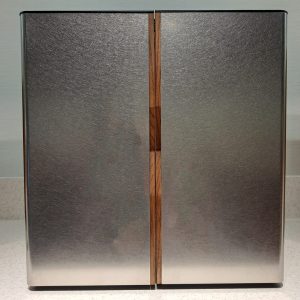 仏壇　新商品　新作　最新　新しい　プログレ　上置き　上に置く　現代仏壇　幅をとらない　スリム　コンパクト　斬新　現代的　モダン　おしゃれ　かっこいい　デザイン性　個性的　プログレッシブ　スタイリッシュ　こだわり　違和感無い　インテリア　同化　調和　家具調　リビング　ステンレス　ダーク　ネイビー　シルバー　紺　銀　金属　新宿　都内　都心　イメージ