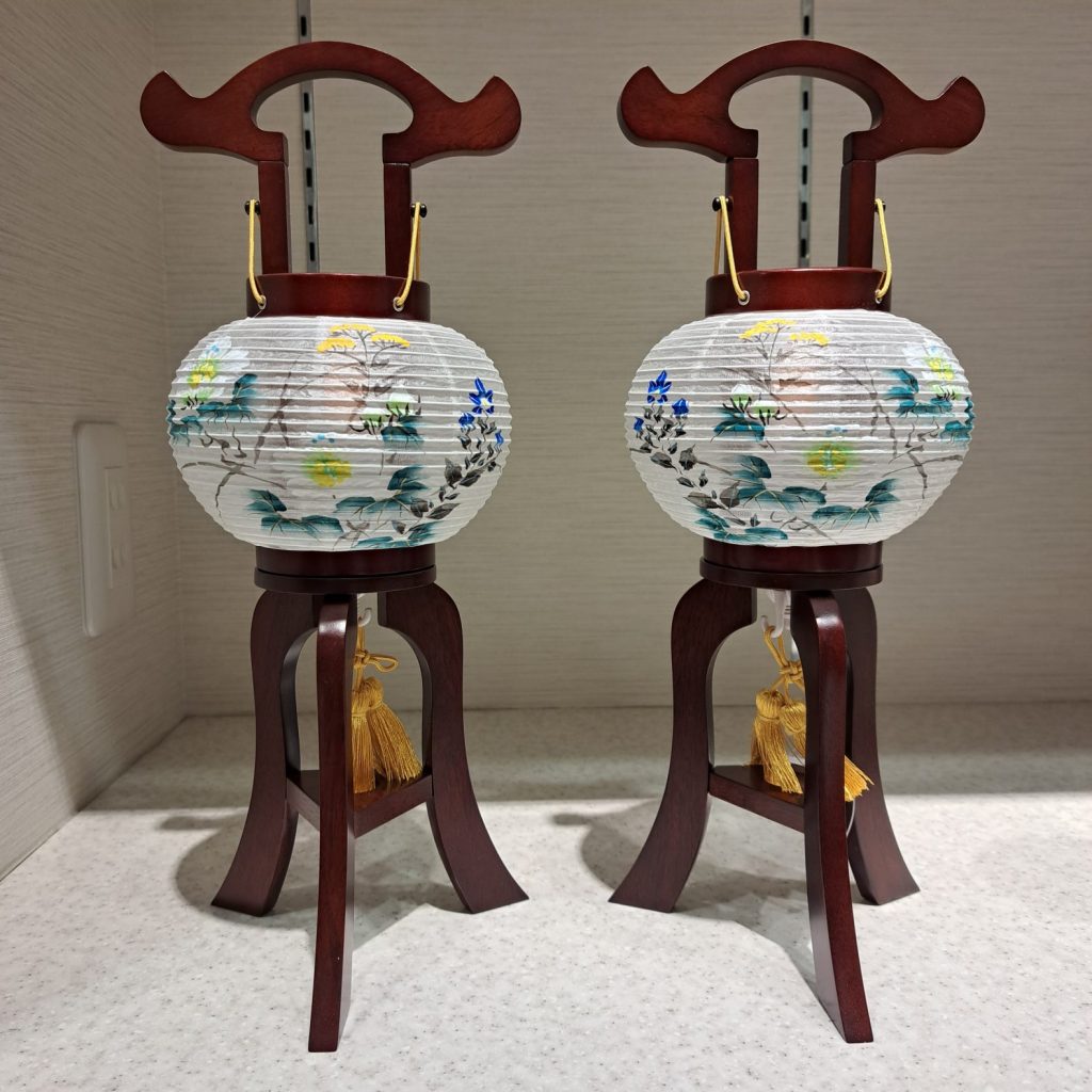 お盆　提灯　お盆提灯　盆提灯　おぼん　ちょうちん　８月　岐阜　岐阜　岐阜提灯　行灯　昔ながら　おぜき　日本製　定番　人気　芙蓉　お花　花　爽やか　青　緑　グリーン　場所をとらない　邪魔にならない　組み立て不要　そのまま　コードレス　プチ　小さい　ミニ　面倒　めんどくさい　スリム　スペース　用意するもの　仏壇の横　仏壇　安い　特価　限定　本格的　職人　手描き　インテリア　おしゃれ　かわいい　モダン　現代的　新宿　都内　セール　実物　イメージ　絵柄　店舗　販売店