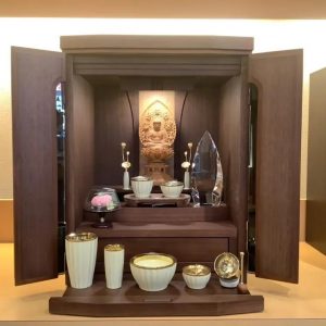 お仏壇のセレモア　聖蹟桜ケ丘店　クリスタル位牌　仏壇内展示