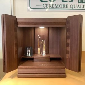 お仏壇のセレモア　聖蹟桜ケ丘店　クリスタル位牌　仏壇内展示　プリズム