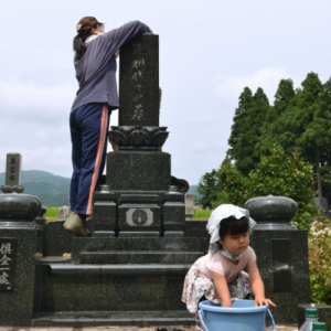 お仏壇のセレモア　お盆とは　日本伝統の仏教行事である「お盆」の意味や過ごし方について　お仏壇とお墓の掃除　画像