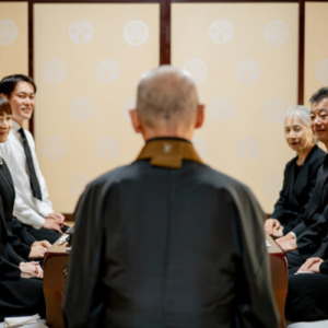 お仏壇のセレモア　お盆とは　日本伝統の仏教行事である「お盆」の意味や過ごし方について　読経・お盆法要をおこなう　画像