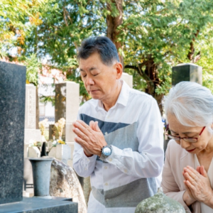 お墓をお引越しするには　墓じまいと改葬について詳しく解説致します　墓じまいとは　墓じまいが増えている理由とは　お墓の後継者がいない　イメージ画像